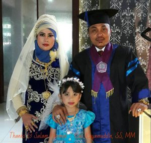 kayamuddin bersama istri dan anaknya