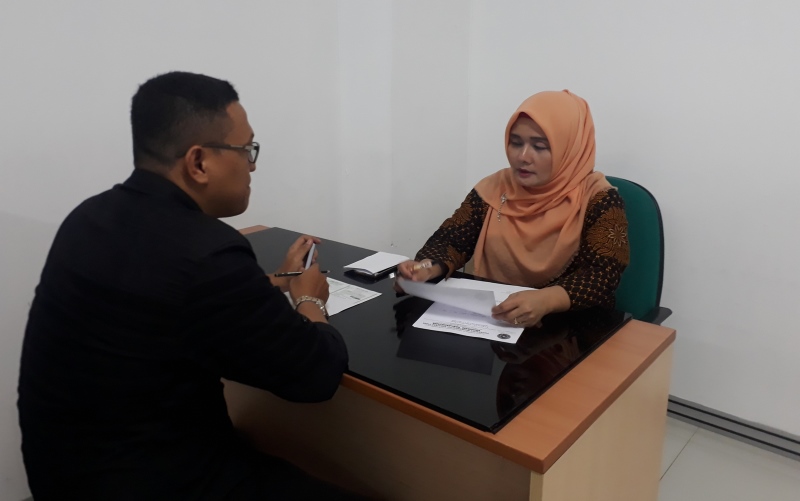 Ketua Prodi Magister Ilmu Komunikasi Hj. Rahmanita Ginting PhD sedang menginterviw salah seorang calon mahasiswa Pascasarjana UMSU.