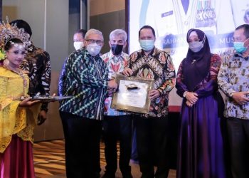 Rektor UMSU Dianugerahi Penghargaan “Sahabat Pers”