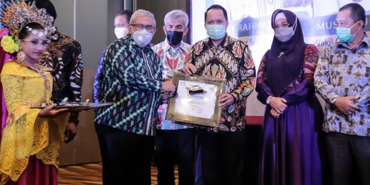 Rektor UMSU Dianugerahi Penghargaan “Sahabat Pers”