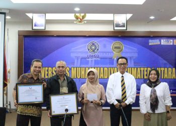 Direktur Pascasarjan UMSU Serahkan Sertifikat Akreditasi dan Reward kepada Tiga Pimpinan Prodi