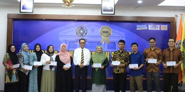 Direktur Pascasrjana UMSU Serahkan SK Personalia GPM dan UPM